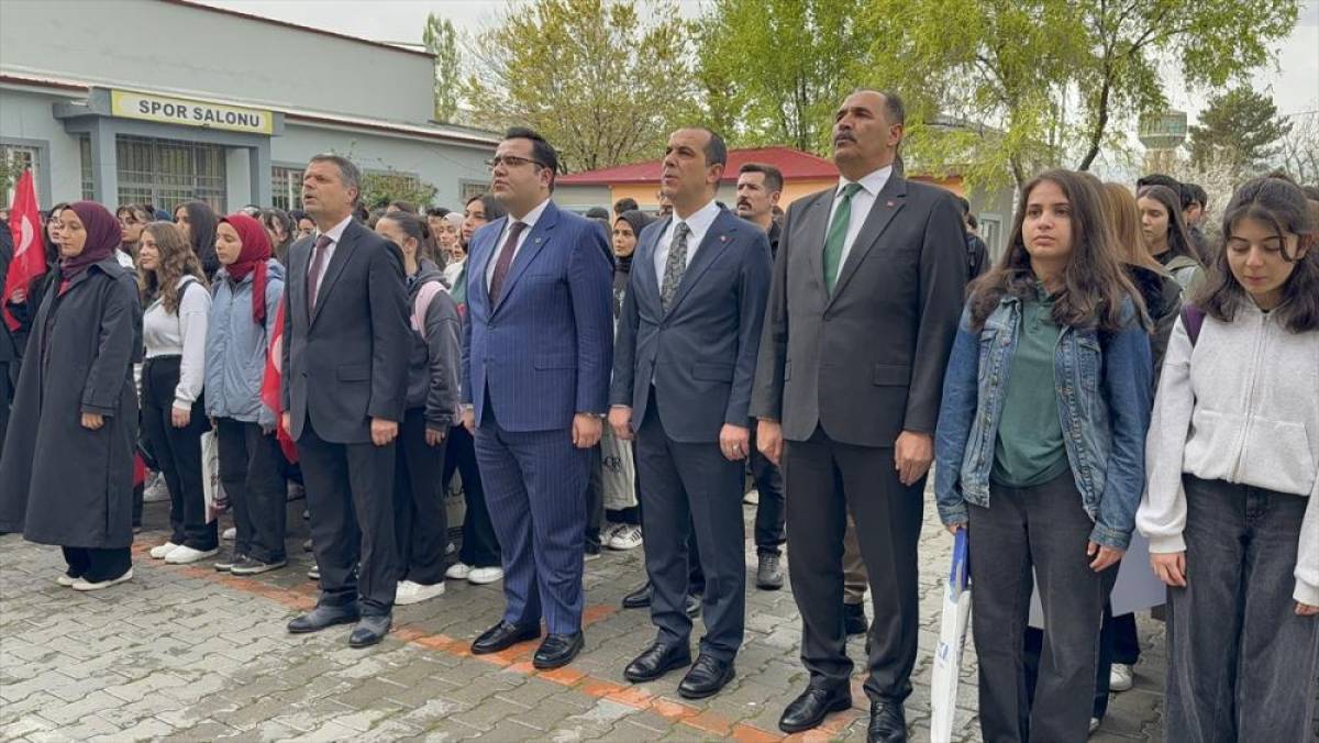 Iğdır Valisi Taşolar ile protokol &uuml;yeleri okullarda &ouml;ğrencilerle sıraya girip İstiklal Marşı'nı okudu