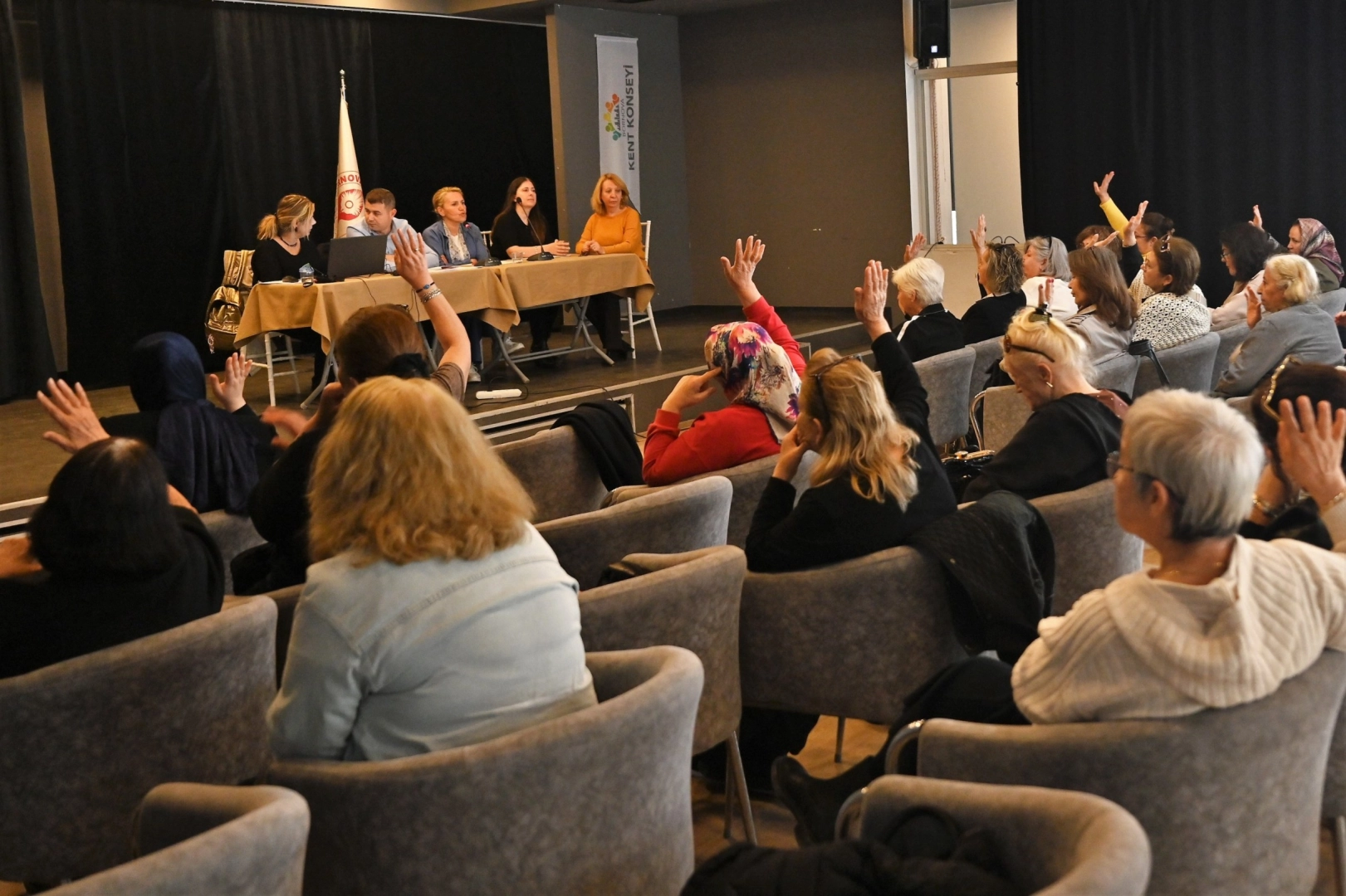 İzmir Bornova&rsquo;da kadın dayanışması g&uuml;&ccedil;leniyor