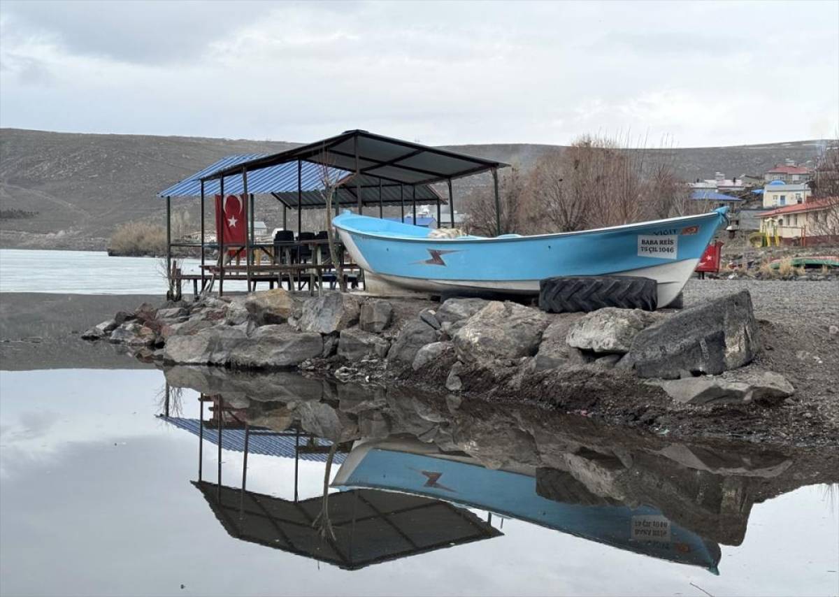 &Ccedil;ıldır G&ouml;l&uuml;'n&uuml;n y&uuml;zeyini kaplayan buzlar erimeye başladı