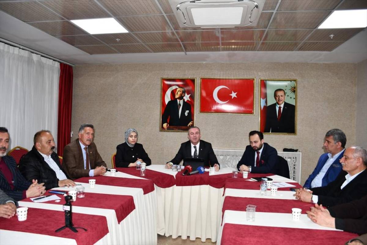 AK Parti Hakkari İl Başkanı Kaya'dan heyelan nedeniyle hasar g&ouml;ren yola ilişkin a&ccedil;ıklama