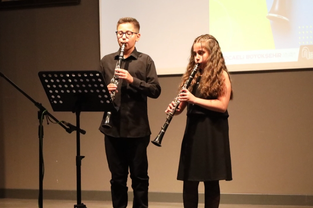 Kocaeli'de &ouml;ğrenciler yıl sonu konserinde gururlandırdı