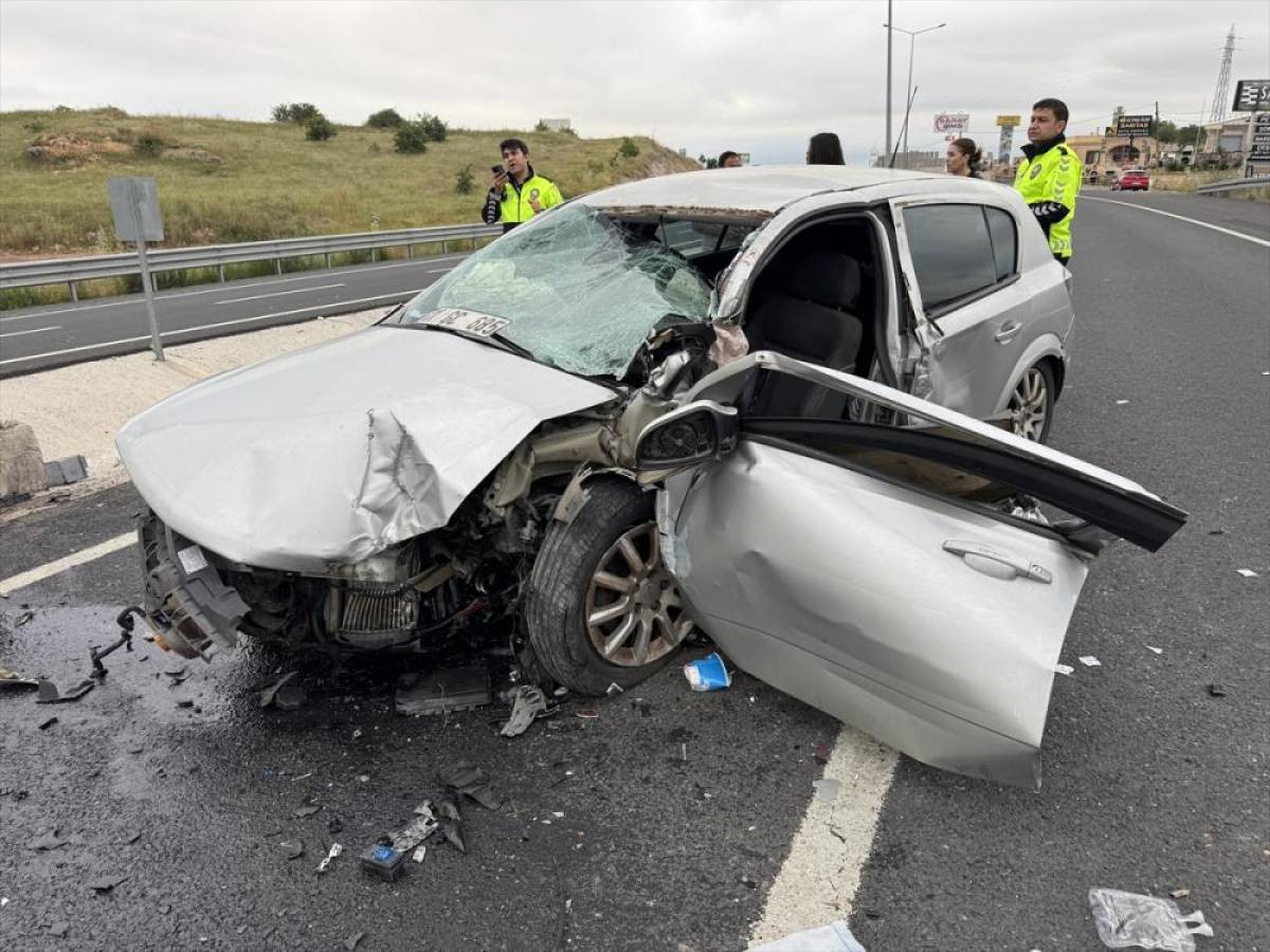 Nevşehir'de aydınlatma direğine &ccedil;arpan otomobildeki &ccedil;ocuk &ouml;ld&uuml;, 3 kişi yaralandı