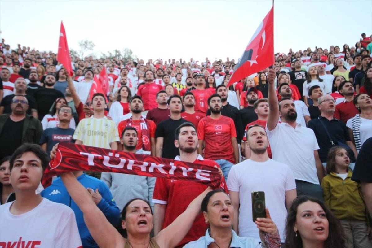 T&uuml;rkiye-Paraguay ma&ccedil;ı Antiphellos Antik Tiyatrosu'nda izlendi