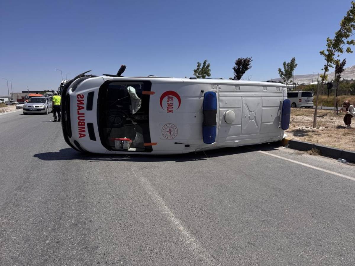 Niğde'de ambulans ile otomobilin &ccedil;arpıştığı kazada 5 kişi yaralandı