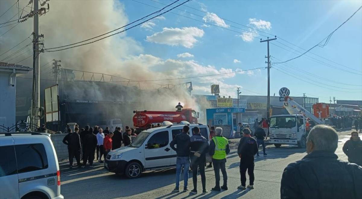 Niğde'de oto tamirhanesinde çıkan yangında 3 araç kullanılamaz hale geldi