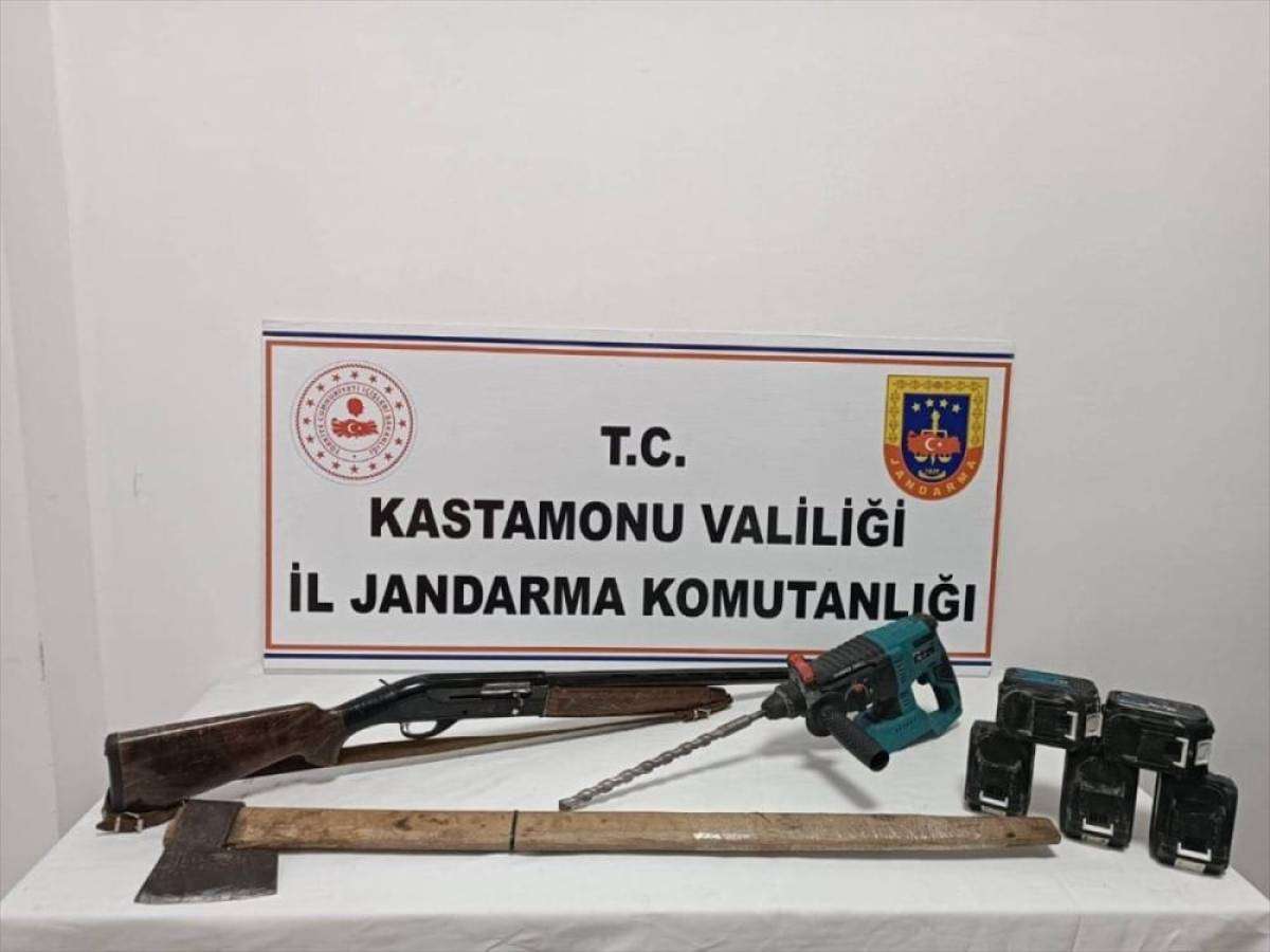 Kastamonu'da ka&ccedil;ak kazı yapan 2 kişi su&ccedil;&uuml;st&uuml; yakalandı