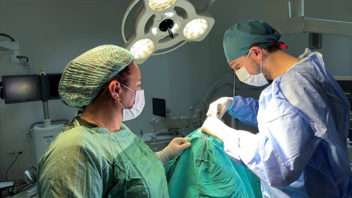 G&ouml;ğ&uuml;s ağrısı sandığı milyonda 7 kişide g&ouml;r&uuml;len omurilik t&uuml;m&ouml;r&uuml;nden 6 saatte kurtuldu