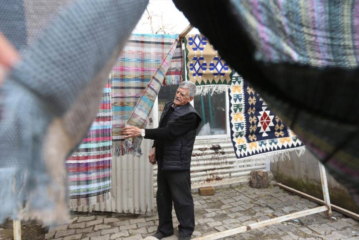 At&ouml;lyeye &ccedil;evirdiği evinin garajında eşiyle atık kumaşları kilime d&ouml;n&uuml;şt&uuml;r&uuml;yor