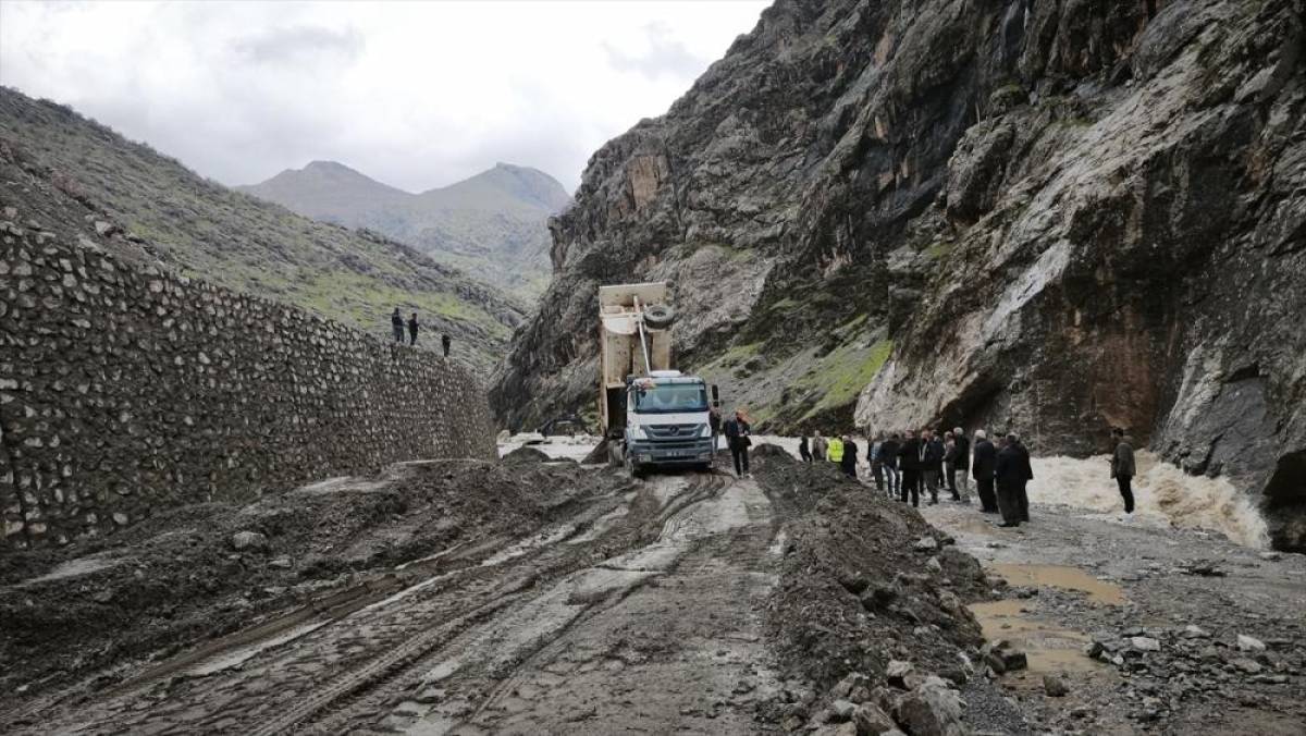 Hakkari'de etkili olan sağanak ulaşımda aksamalara yol a&ccedil;tı