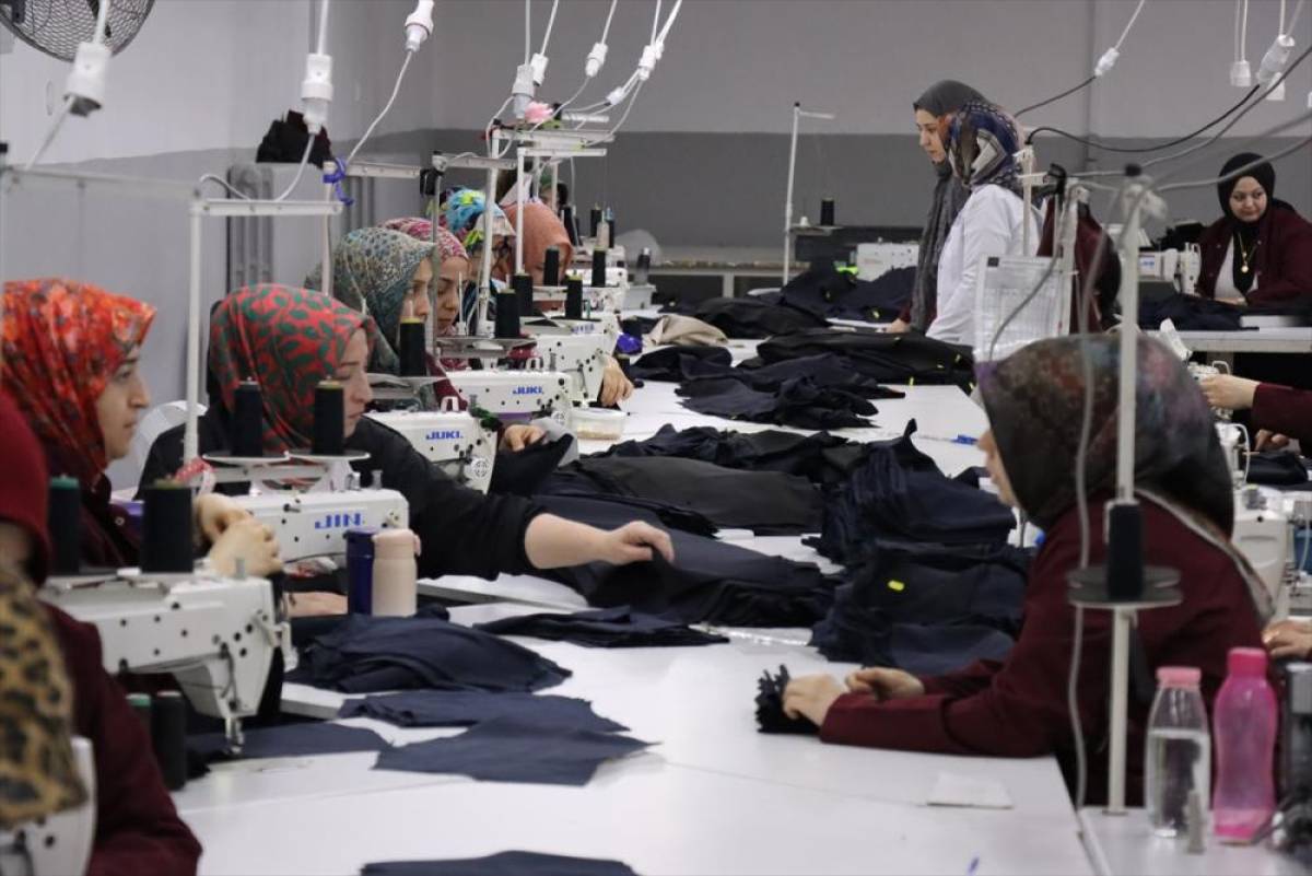 Erzincan'da kurulu tekstil at&ouml;lyesi kadınların emek g&uuml;c&uuml;yle adeta fabrikaya d&ouml;n&uuml;şt&uuml;