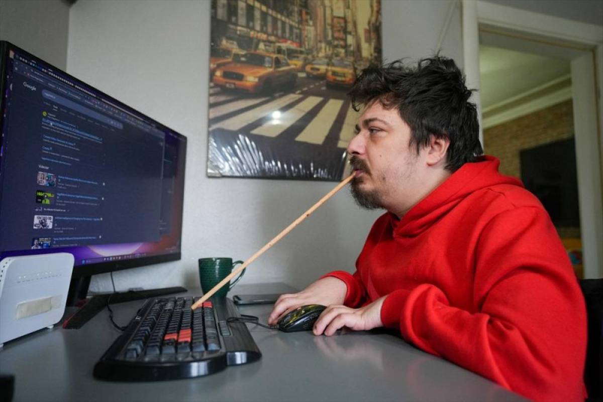 Ağzındaki &ccedil;ubukla bilgisayar kullanan omurilik fel&ccedil;li yazılımcı, engellilere dijital d&uuml;nyayı &ouml;ğretiyor