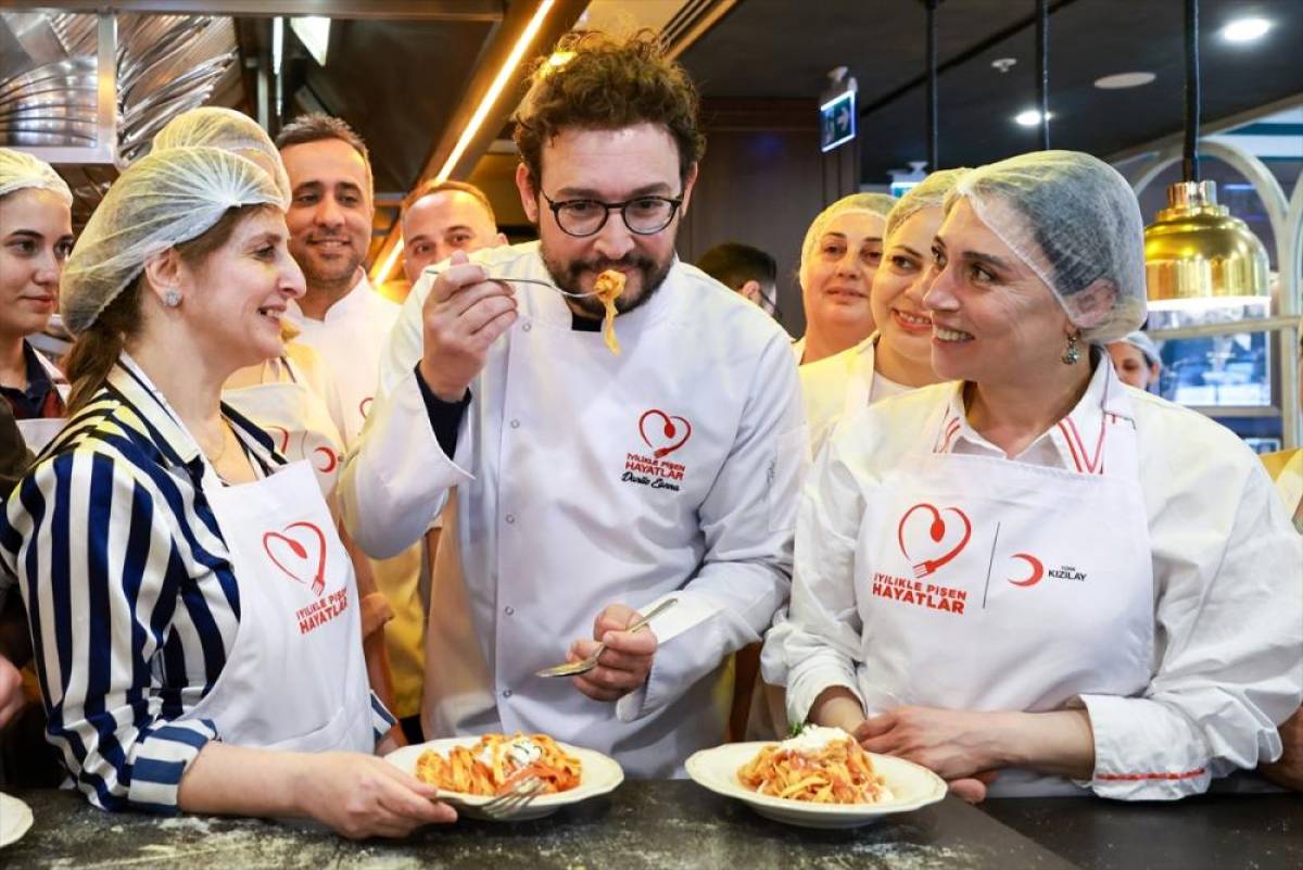 &Uuml;nl&uuml; şef Danilo Zanna depremzede kadınlarla aynı mutfakta buluştu