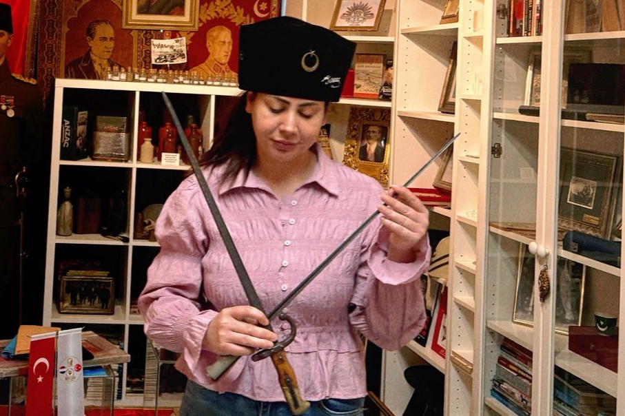 Yazar &Ouml;zlem Ok&rsquo;tan Rotterdam&rsquo;daki &Ccedil;anakkale M&uuml;zesi&rsquo;ne ziyaret