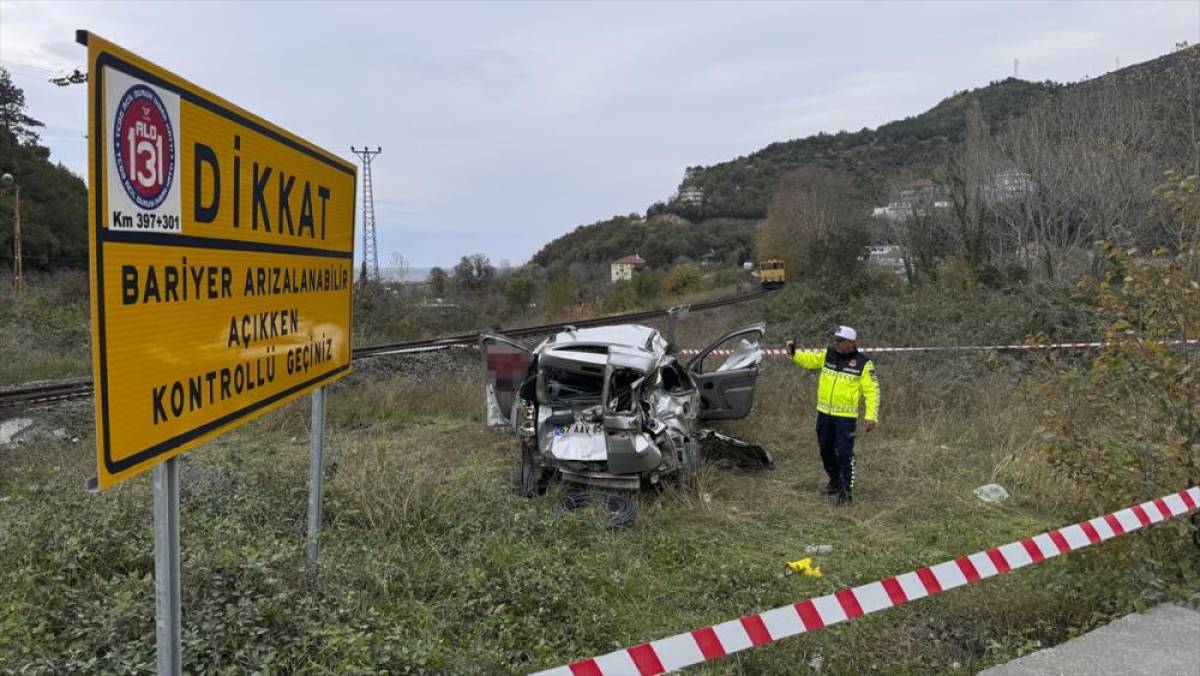 Zonguldak'ta trenin çarptığı hafif ticari araçtaki 2 kişi yaralandı