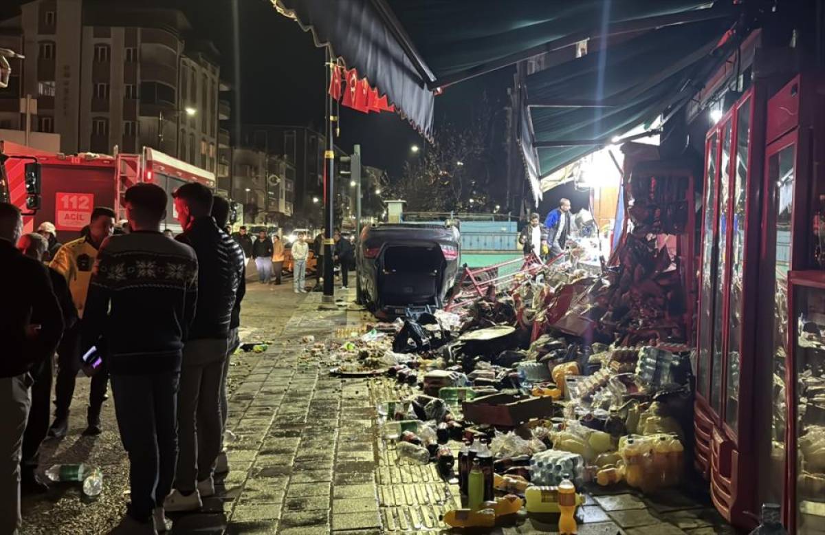Sivas'ta devrilen otomobilin &ccedil;arptığı 2 iş yerinde hasar oluştu