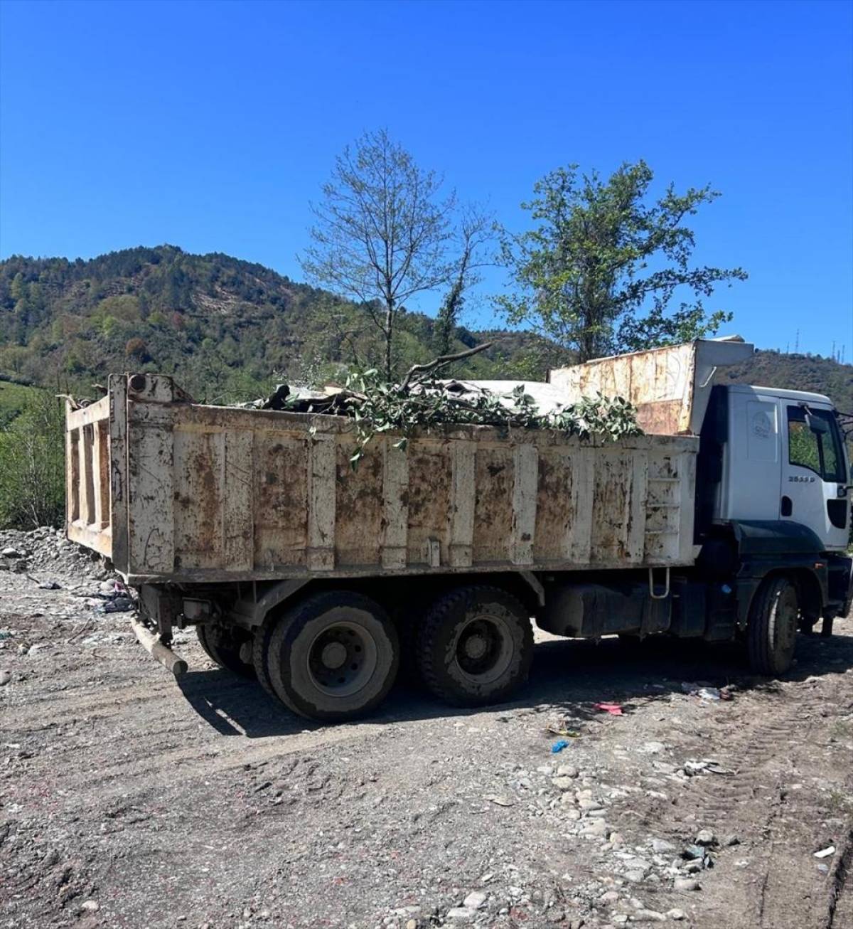 Rize'de a&ccedil;ık alana &ccedil;&ouml;p d&ouml;ken Fındıklı Belediyesine 2,3 milyon lira ceza uygulandı