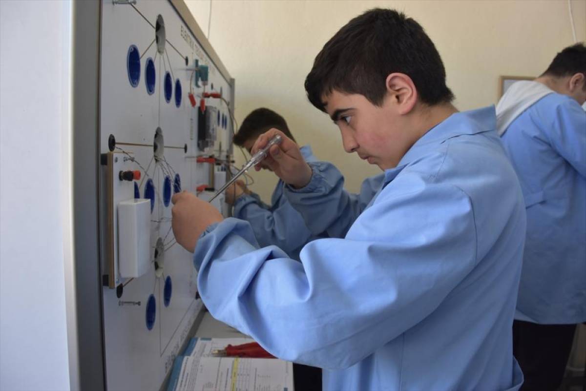 Meslek lisesi &ouml;ğrencileri eğitim setlerini &uuml;retip maliyeti y&uuml;zde 40 d&uuml;ş&uuml;rd&uuml;