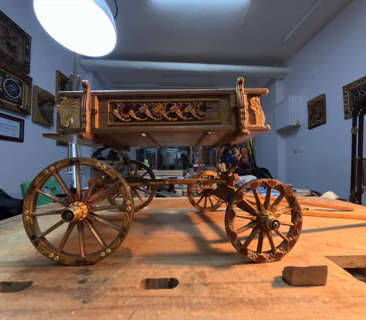 Osmanlı d&ouml;neminin yaylı at arabası talikanın minyat&uuml;r&uuml;, naht ve tezhip motifleriyle s&uuml;slendi