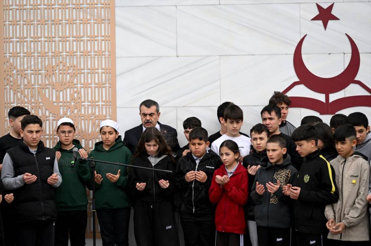 Milli Eğitim Bakanı Tekin, Şehit &Ouml;ğretmenler Abidesi'ni ziyaret etti: