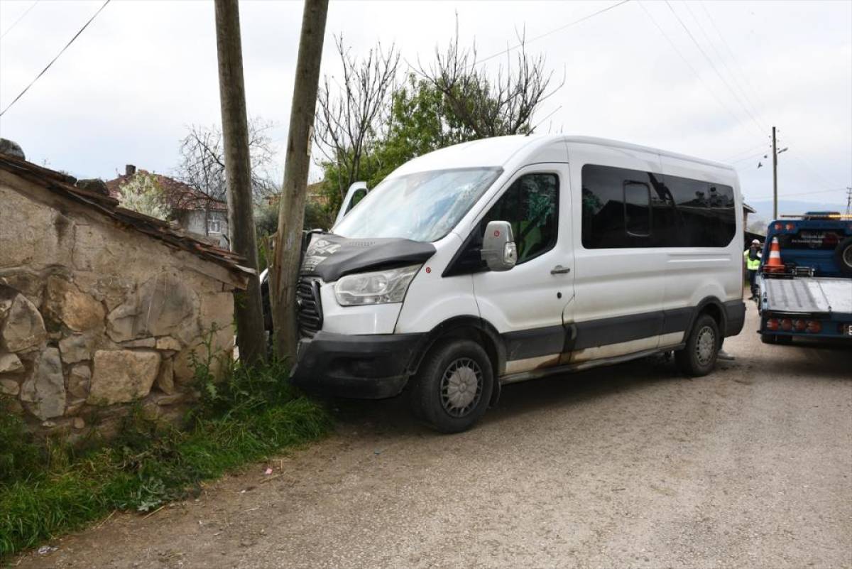 Samsun'da direğe &ccedil;arpan servisteki 9'u &ouml;ğrenci 10 kişi yaralandı