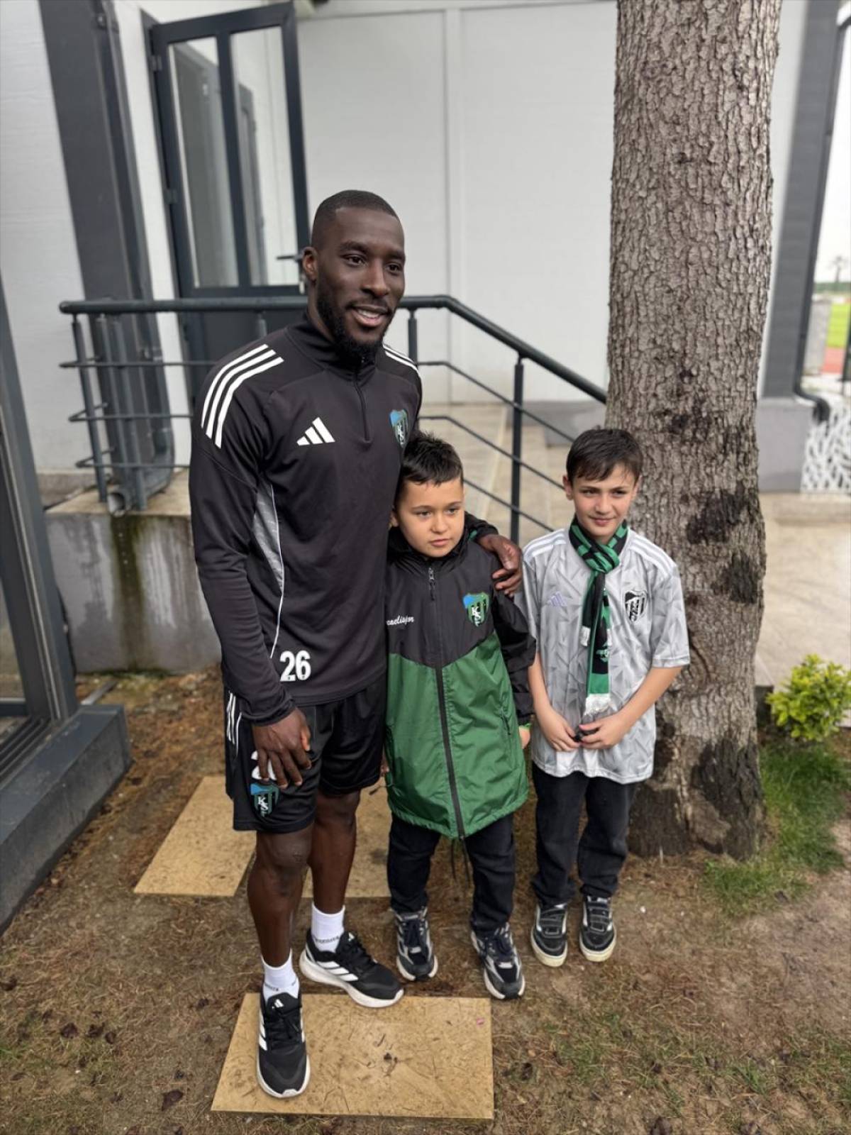 Serdar Dursun'dan gol&uuml;n&uuml; tuşlu cep telefonuyla kaydeden minik taraftara anlamlı hediye