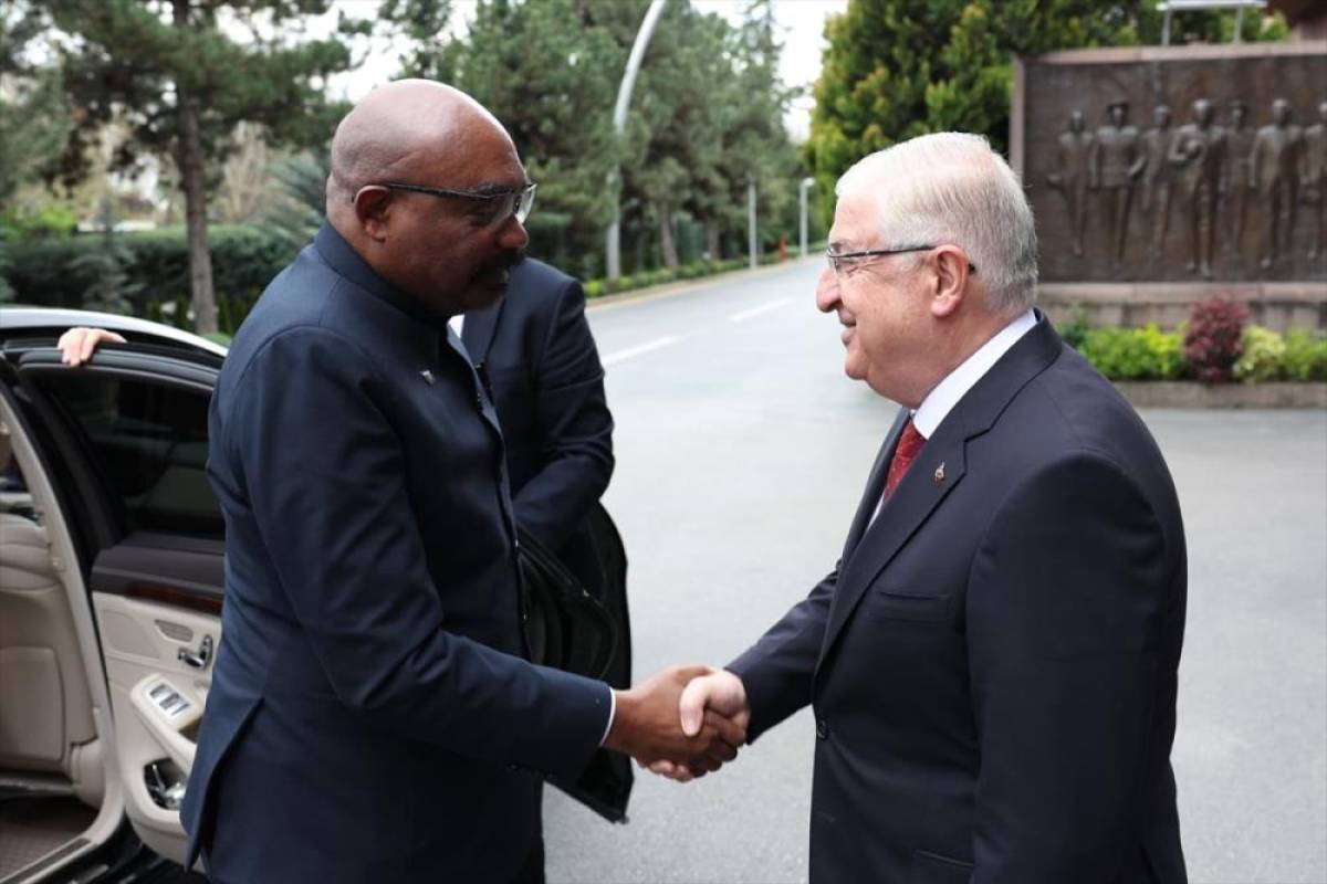 Milli Savunma Bakanı G&uuml;ler, Zambiyalı mevkidaşı Lufuma ile bir araya geldi