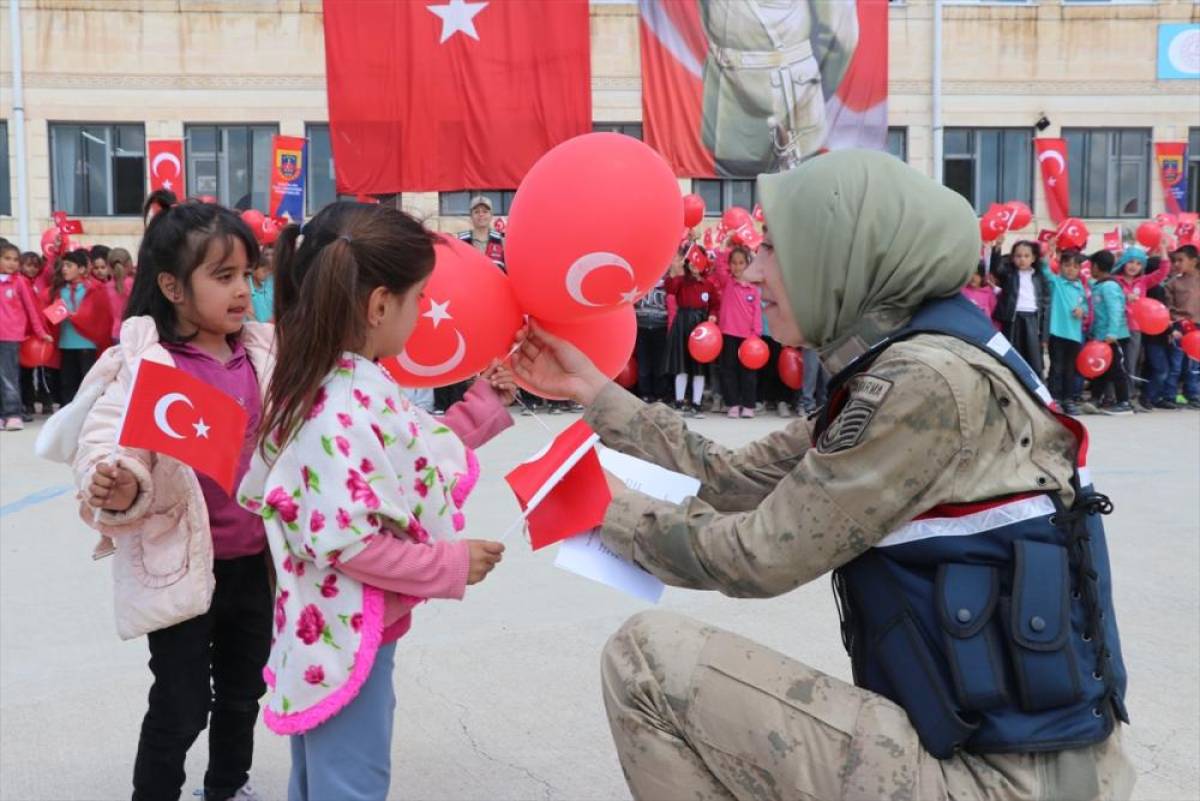 Siirt'te jandarma, k&ouml;y &ccedil;ocuklarının bayramını etkinliklerle kutladı