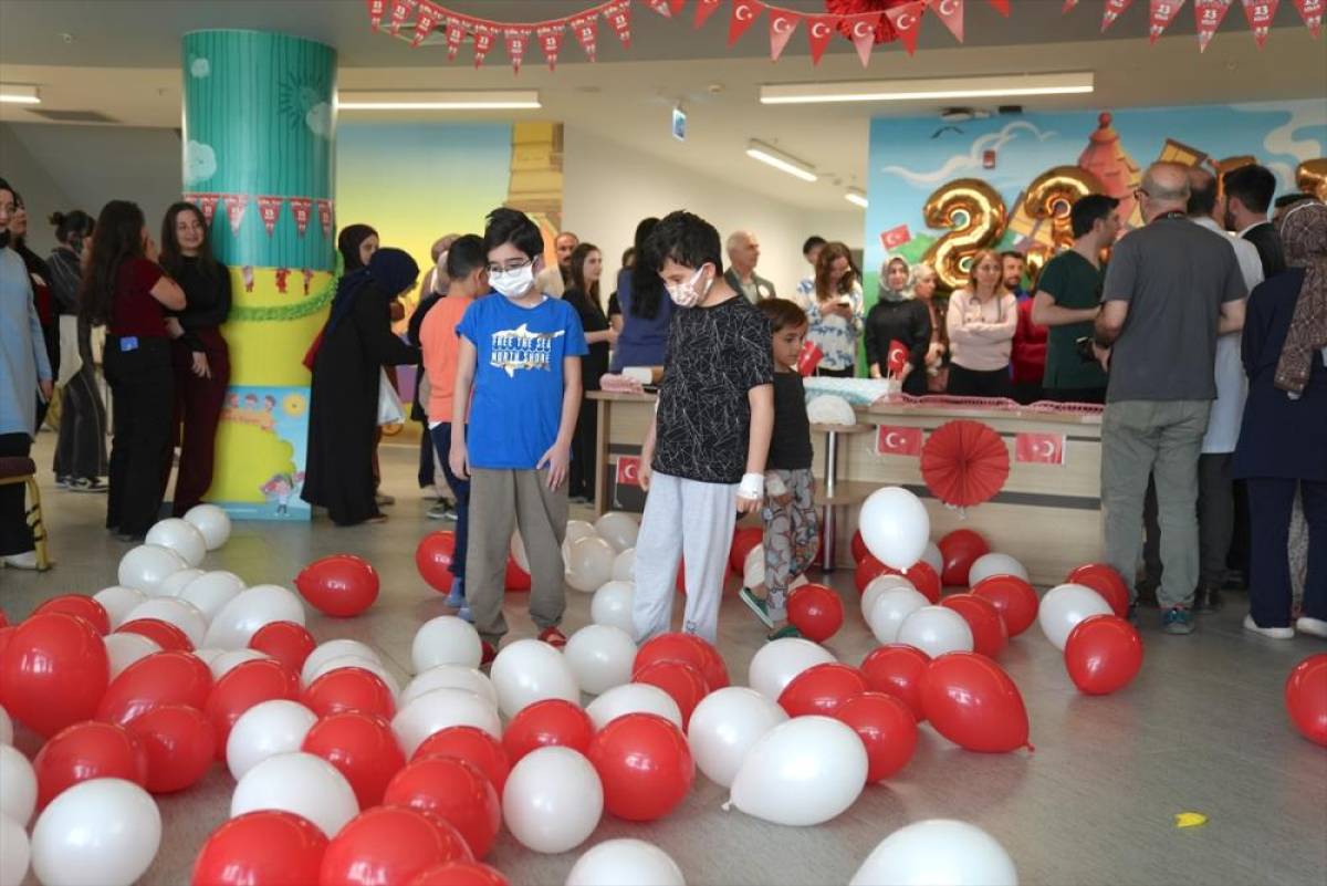 Erzurum Şehir Hastanesi'nde tedavi g&ouml;ren &ccedil;ocuklara "23 Nisan" eğlencesi yapıldı