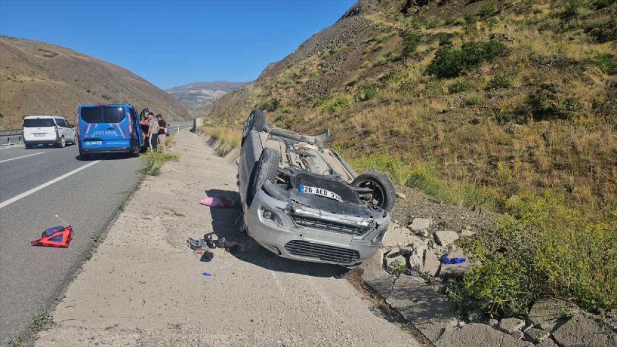 Erzincan'da devrilen hafif ticari ara&ccedil;taki 3 kişi yaralandı