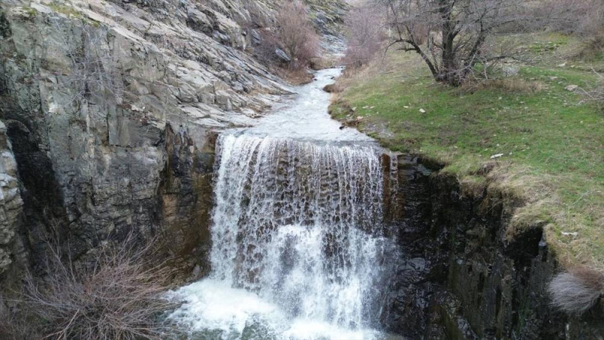Evci Şelalesi eriyen kar ve yağmurla yeniden &ccedil;ağlamaya başladı