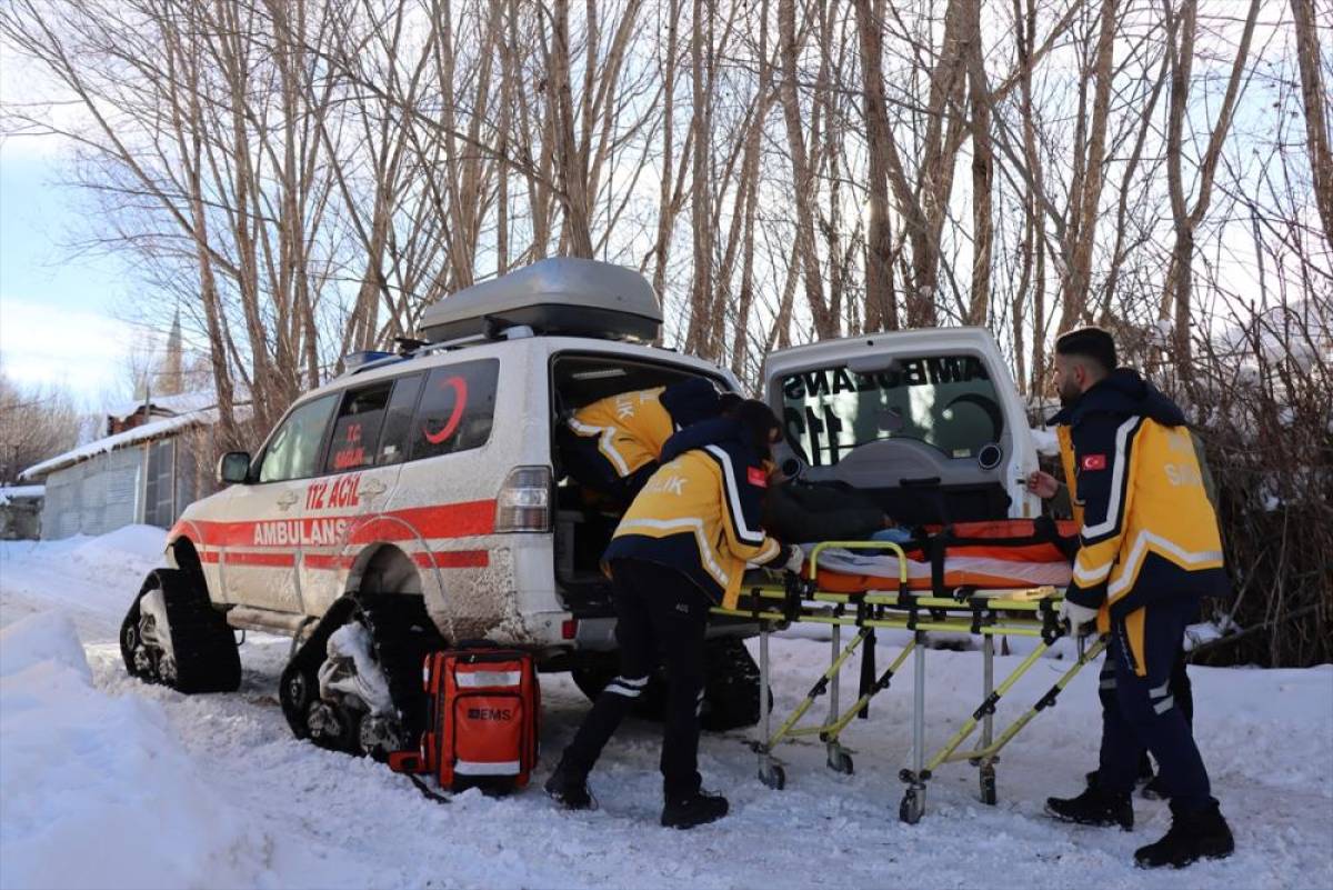 Erzincan'da sağlık ekipleri kışın kırsaldaki hastalara paletli ambulanslarla ulaşıyor