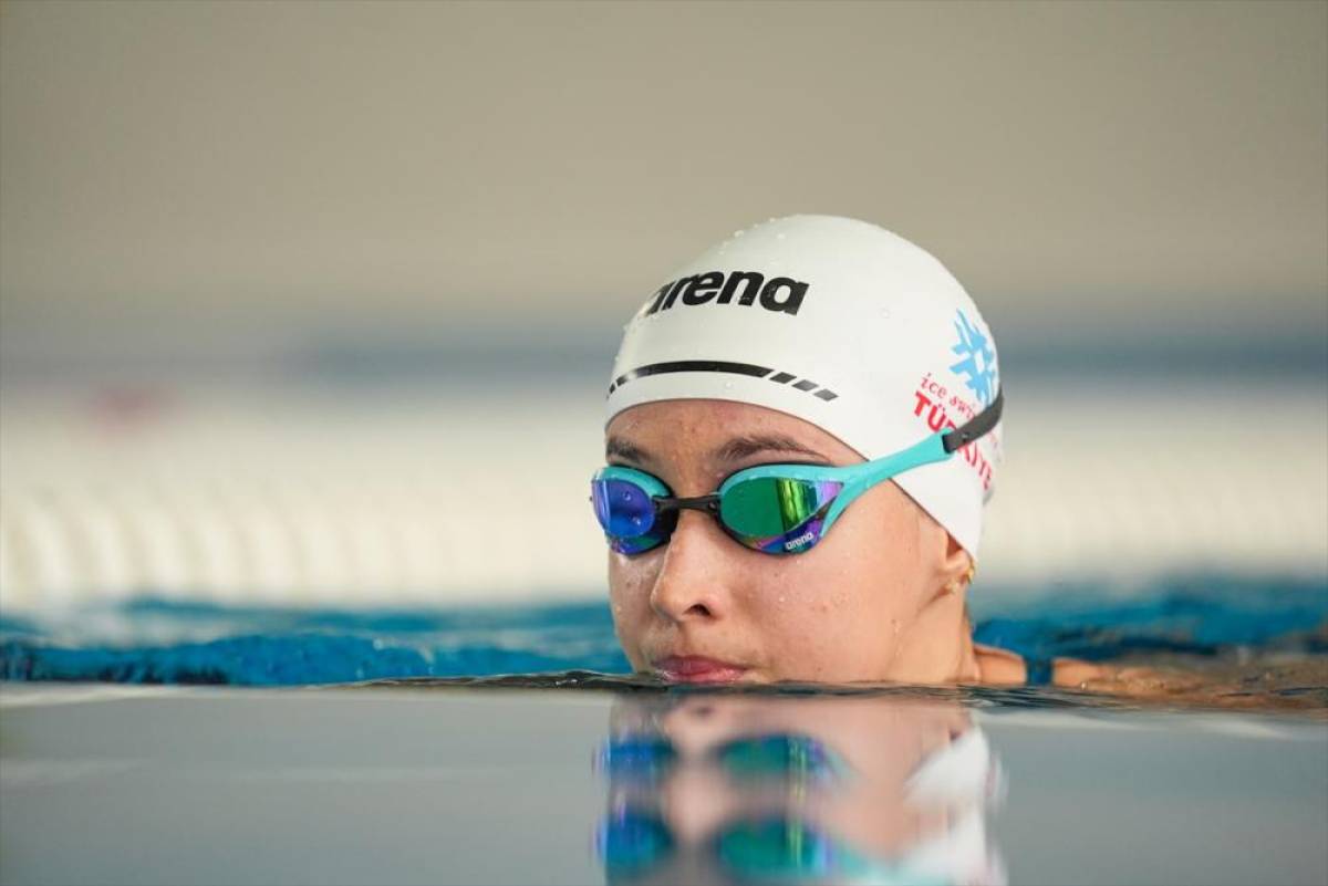 Buz k&uuml;vetinde antrenman yapan ultra maraton y&uuml;z&uuml;c&uuml;s&uuml; Eda'nın hedefi "Okyanus Yedilisi"