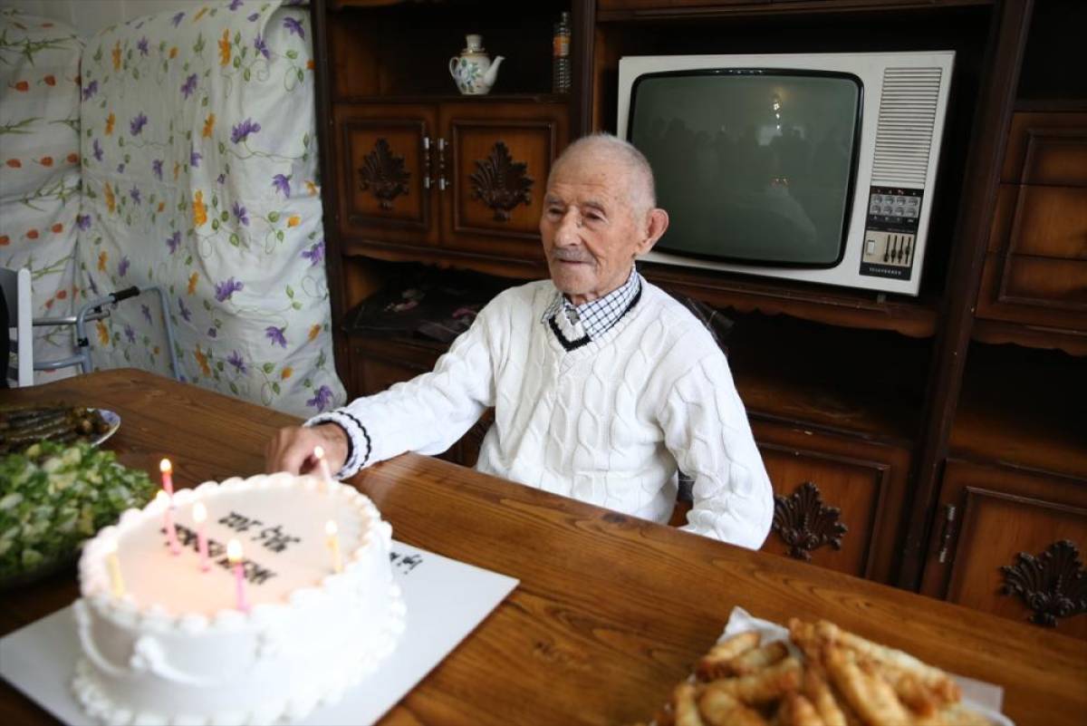 Ordu'da 102 yaşına giren H&uuml;seyin dedeye doğum g&uuml;n&uuml; s&uuml;rprizi