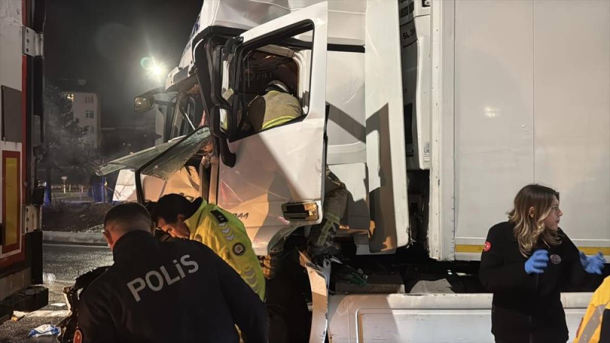 K&uuml;tahya'da kırmızı ışıkta bekleyen araca &ccedil;arpan tır s&uuml;r&uuml;c&uuml;s&uuml; ağır yaralandı