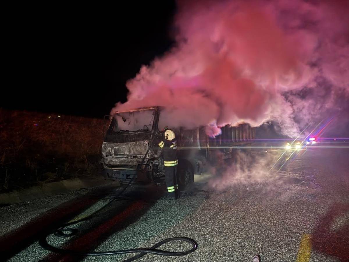 Erzurum'da alev alan kamyon kullanılamaz hale geldi