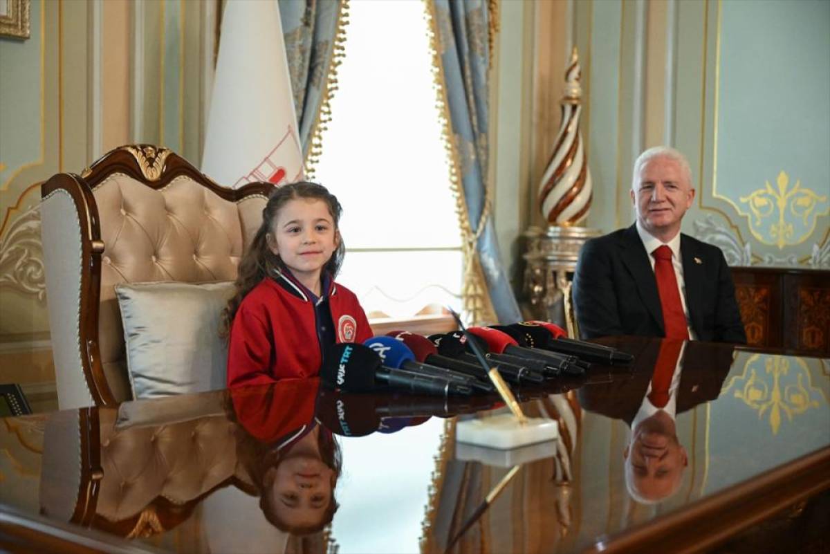 İstanbul Valisi G&uuml;l, 23 Nisan'da koltuğunu ilkokul &ouml;ğrencisine devretti