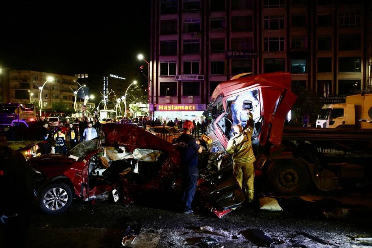 Giresun'da tırın iki otomobile &ccedil;arptığı kazada 5 kişi &ouml;ld&uuml;, 6 kişi yaralandı