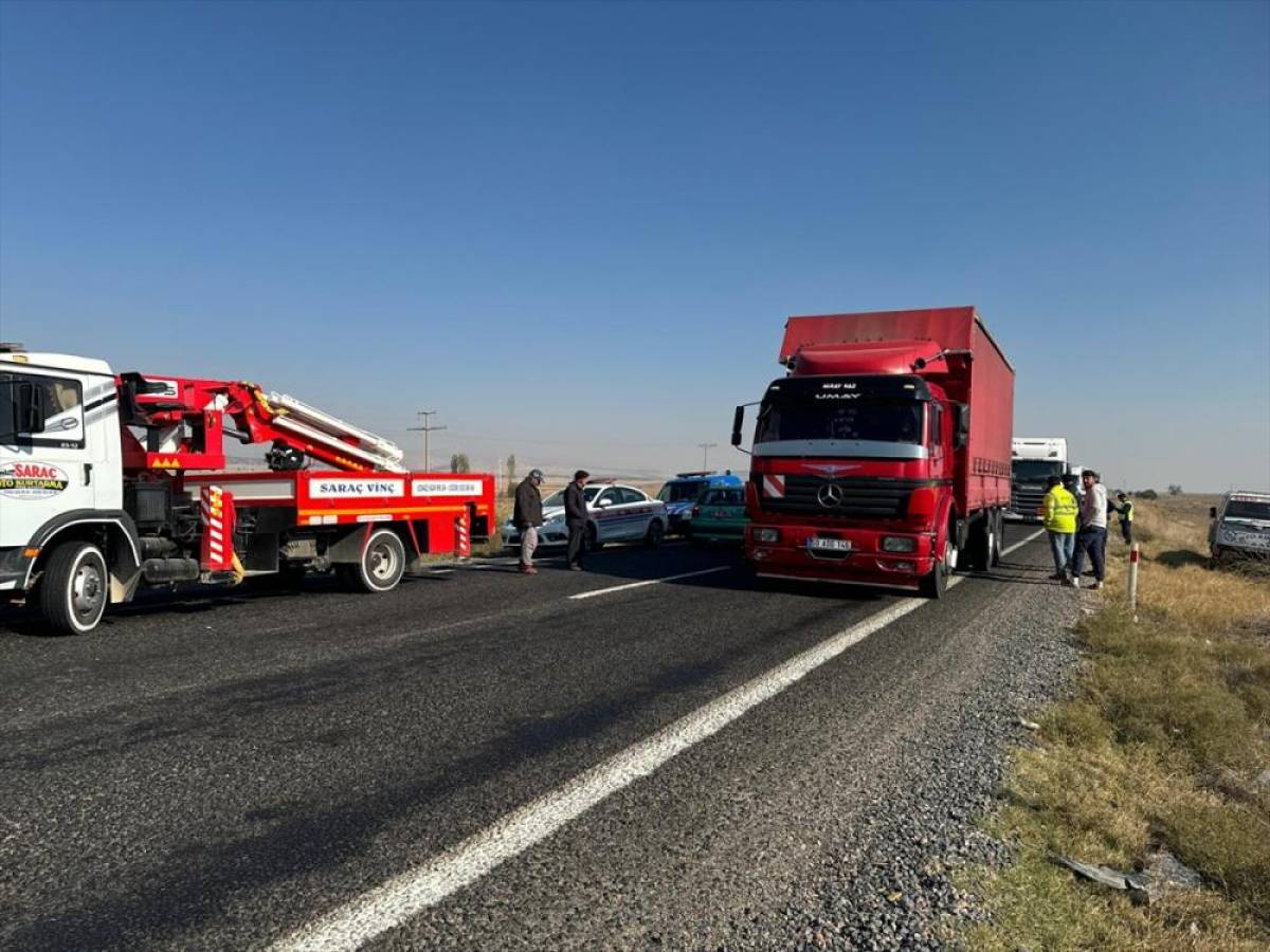 Afyonkarahisar'daki trafik kazasında karakol komutanı astsubay öldü, 15 kişi yaralandı