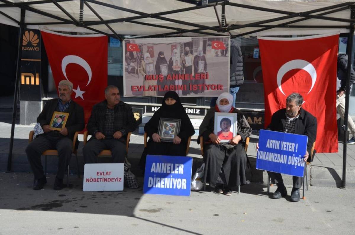 Muşlu aileler evlatlarına kavuşmak için DEM Parti binası önündeki eylemlerini sürdürdü