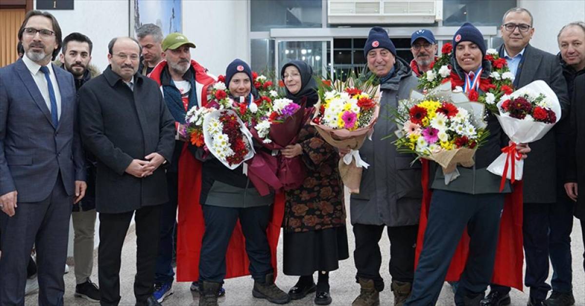 Kayağın "&ouml;zel ikizleri" Fransa'dan 6 madalyayla memleketlerine d&ouml;nd&uuml;