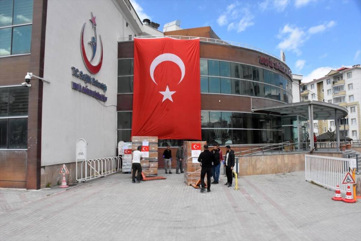 T&uuml;rkiye'den İran'a tıbbi malzeme taşıyan 6 yardım tırı Van'dan yola &ccedil;ıktı
