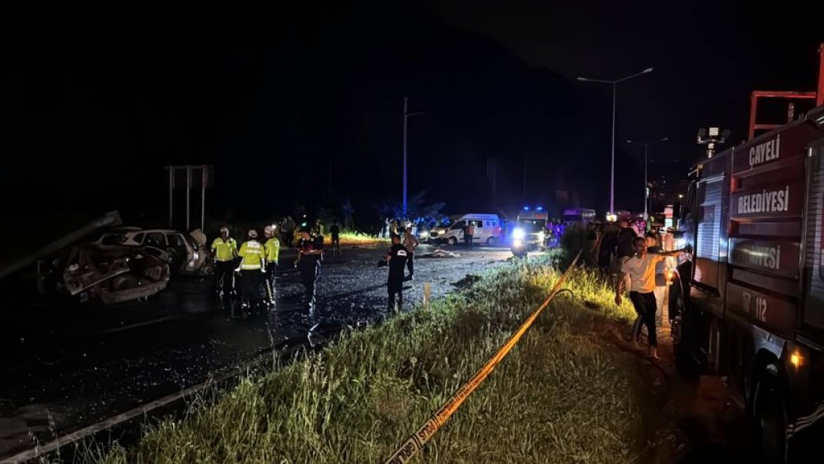 Rize'de trafik kazasında 3 kişi &ouml;ld&uuml;, 5 kişi yaralandı