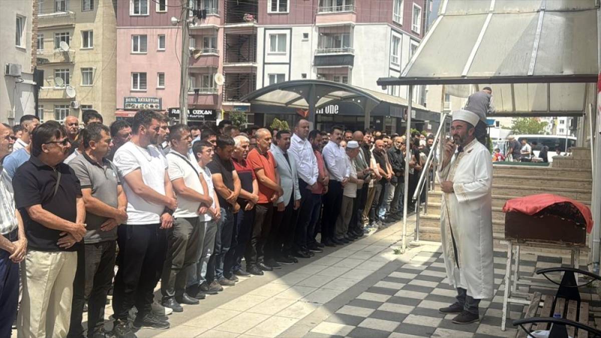 G&Uuml;NCELLEME - Bolu'da u&ccedil;uruma yuvarlanan cipteki 2 gen&ccedil; &ouml;ld&uuml;, 1 kişi yaralandı
