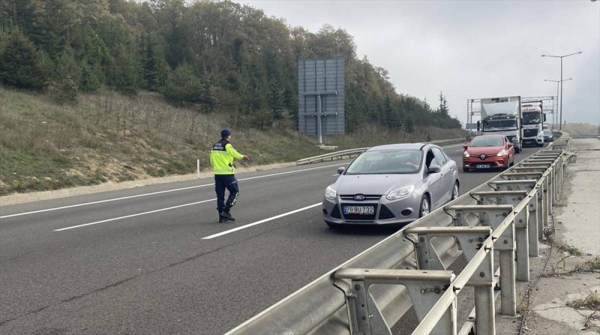 Bolu'da tanker ile otomobilin çarpıştığı kazada sürücüler yaralandı