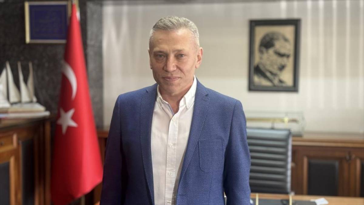 Trabzon'da sahipsiz k&ouml;pekten ka&ccedil;arken otob&uuml;s&uuml;n &ccedil;arpması sonucu yaralanan gencin tedavisi s&uuml;r&uuml;yor