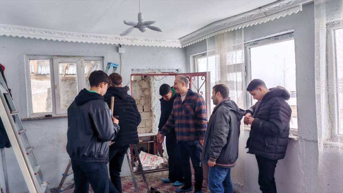 Meslek liseliler kırsaldaki yaşlı ve ihtiya&ccedil; sahiplerinin evlerine "ışık" oluyor