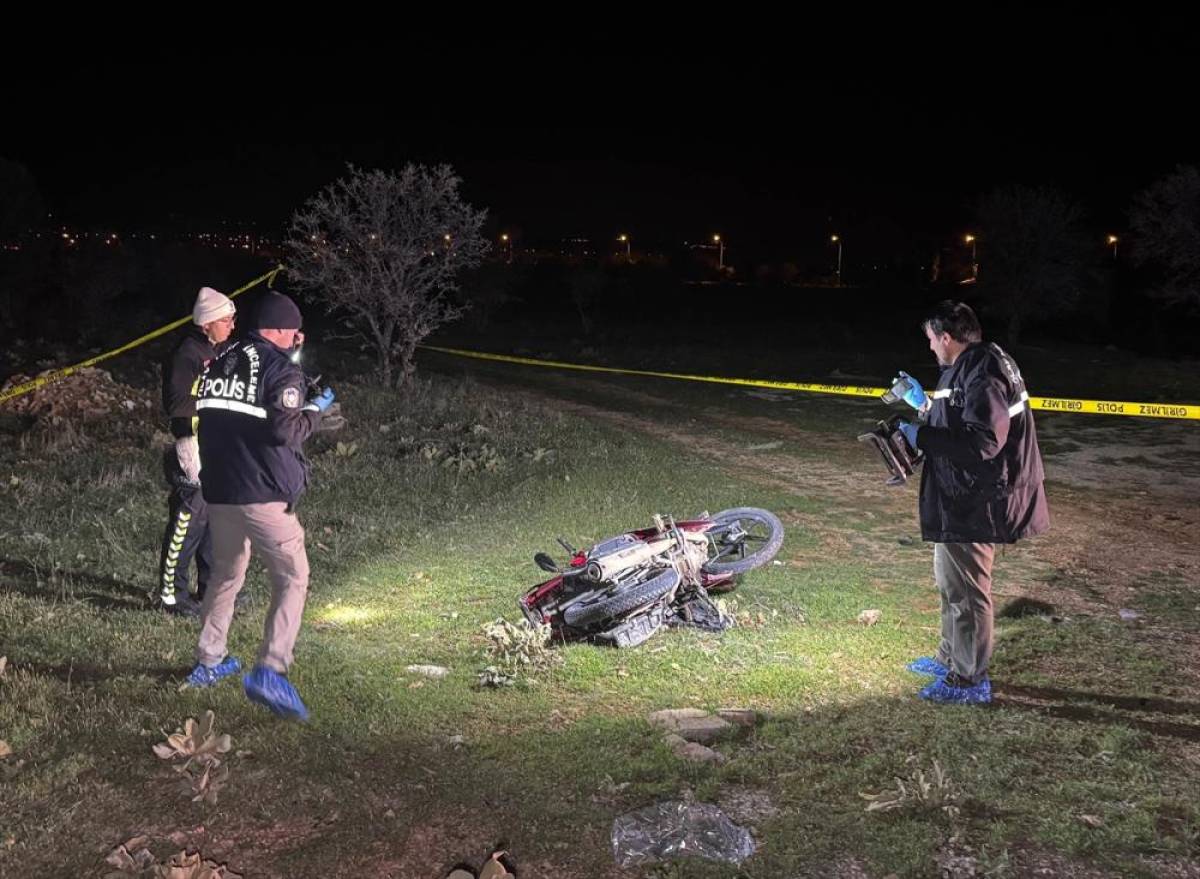 Uşak'ta devrilen motosikletin s&uuml;r&uuml;c&uuml;s&uuml; &ouml;ld&uuml;