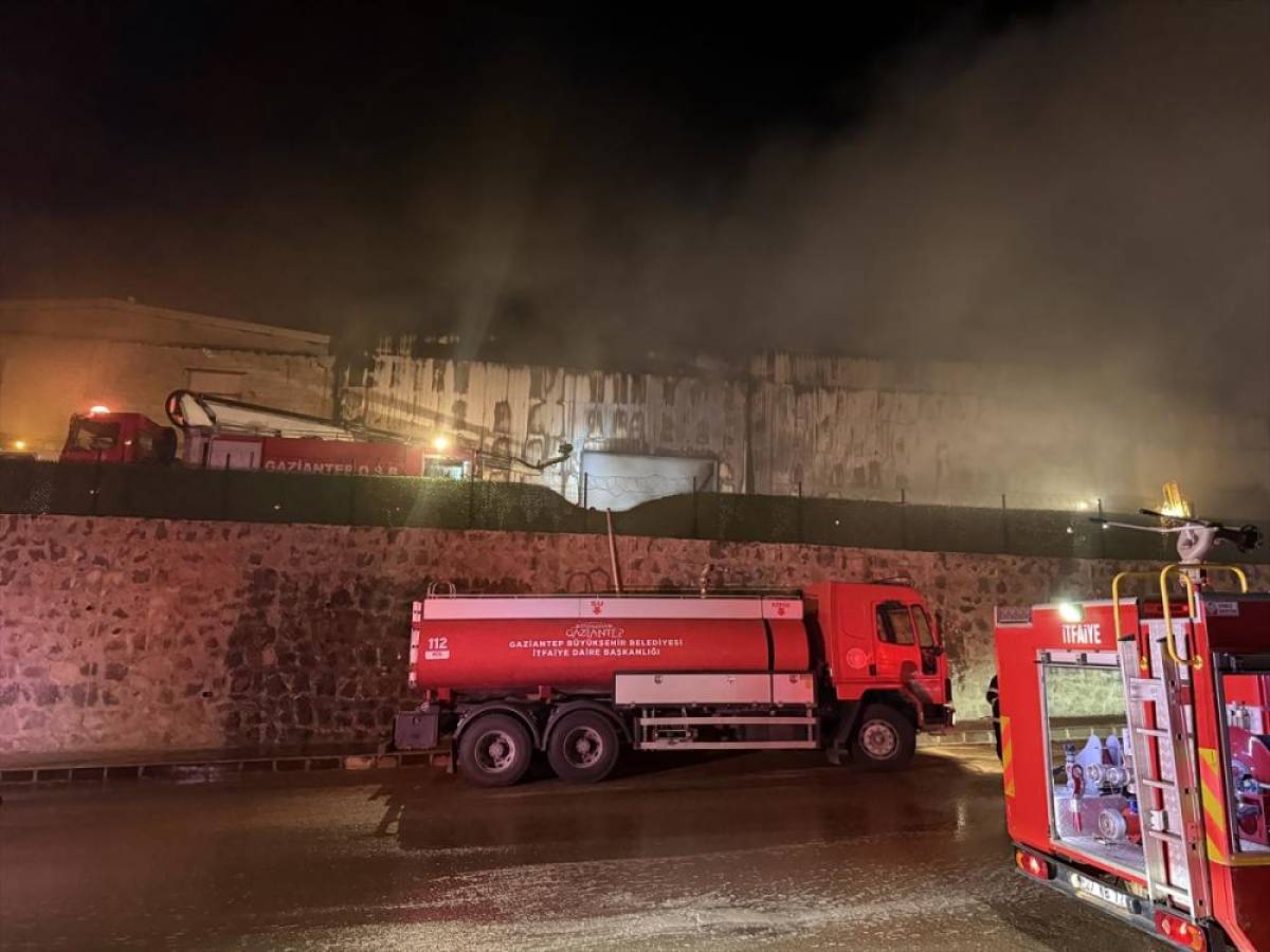 G&Uuml;NCELLEME - Gaziantep'te mobilya fabrikasından &ccedil;ıkan yangın kontrol altına alındı