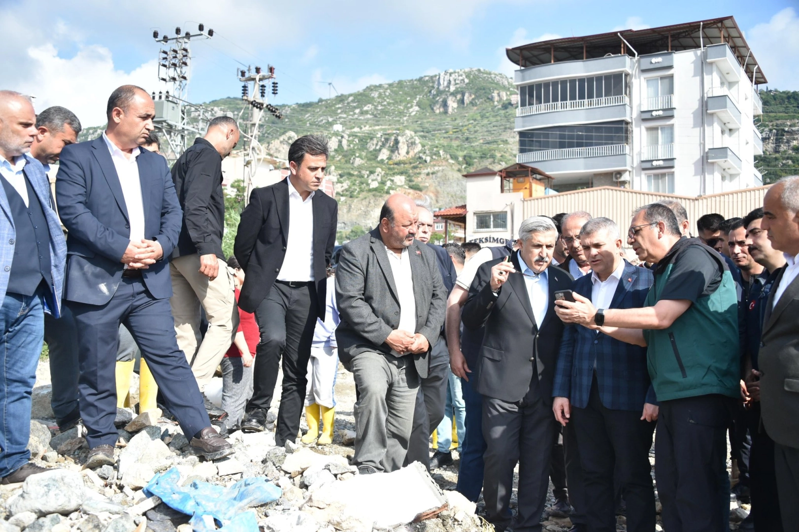 H&uuml;seyin Yayman Hatay'da sel b&ouml;lgesinde incelemelerde bulundu