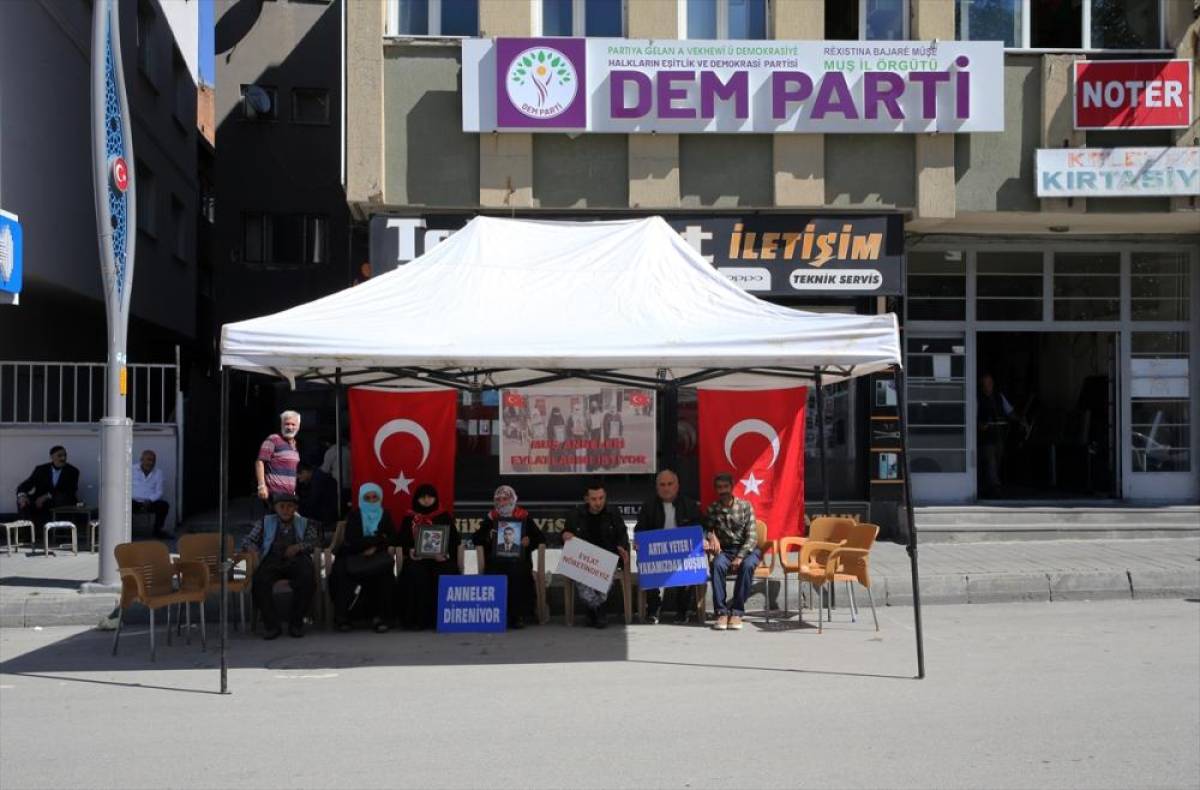 Muşlu aileler DEM Parti önünde 